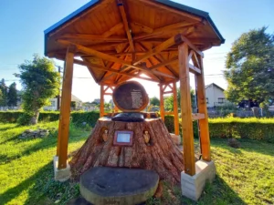 Mamutfenyő emlékmű